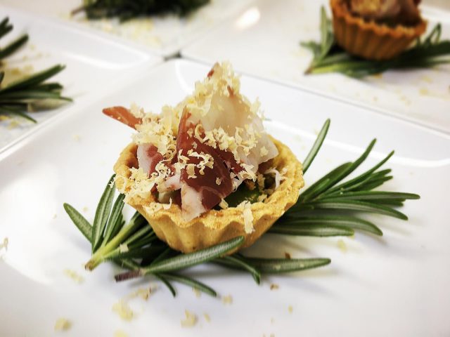 menu

パ ル マ 産 生 ハ ム と 空 豆 、ク リ ー ム チ ー ズ の プ テ ィ タ ル ト

ホタルイカとハマグリの真空調理 木の芽の香り

フォアグラのロティ  白トリュフ風 味 の バ ル サミコソース

新 玉 ネ ギ と フ ェ ン ネ ル の ス ー プ  桜 海 老 の チ ー ズ ガ レ ット

鰆のポワレ 菜の花ドライトマトソース

東京和牛、旬野菜のロースト 柚子胡椒ソース

チ ョ コ レ ート と キ ャ ラ メ ル の タ ル ト  フ ル ー ツ 添 え

#フォアグラ 
焼いてます。

catering service

#五反田 #荏原#不動前#戸越銀座 
#food #espritandco #catering #cateringservices#party #partyfood 
#エスプリ #エスプリアンドコー #ケータリング #ケータリングサービス
#ケータリング東京  #シェフ派遣 
#ウェディング #フルコース #五反田グルメ 
#wedding #武蔵小山グルメ 
#フードコーディネーター#不動前グルメ 
#コロナフードアクション